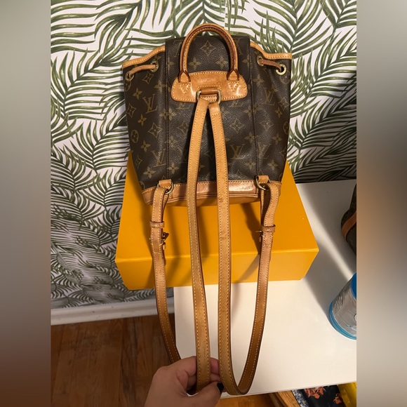 Montsouris MM
-very good condition, 12 H x 10 W x 5 D - Picture 7 of 8